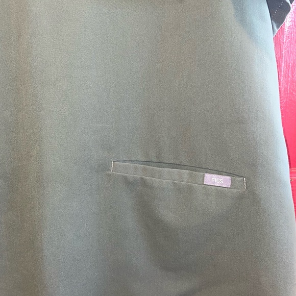 FIGS OLIVE GREEN LIMITED EDITION COLOR CATALINA SCRUB TOP IN XXL - Picture 5 of 6